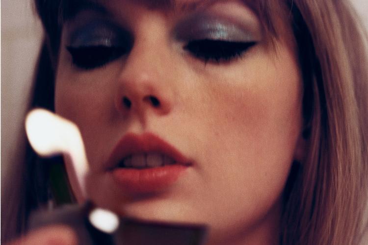 Med mørk makeup og dunkel midnatsstemning peger albumcoveret til ’Midnights’ væk fra den nuttede og akustiske skovtur med uldjakke på 'Folklore' og 'Evermore'. Foto: Universal Music Danmark