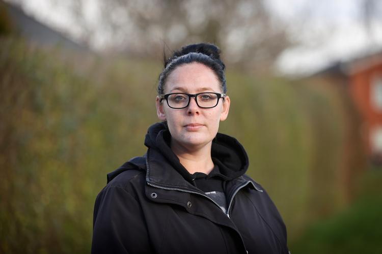 Gang på gang oplevede Charlotte Ahm og hendes familie mangel på både omsorg og menneskelig anstændighed, når de besøgte farmor Else på plejehjemmet Kongsgården i Aarhus. Til sidst blev de enige om at give TV 2 tilladelse til at installere skjulte kameraer i farmor Elses lejlighed. Optagelserne rystede Danmark, og de blev startskud til en ophedet velfærdsdebat om forholdene på landets plejehjem. Her fotograferet i Malling. Foto: Jens Dresling