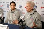 »Det er en umådelig trist konstatering, men jeg tror, vi bare er vant til, at der altid er et eller andet, vi skal kæmpe imod«. Sådan sagde den amerikanske spiller, Megan Rapinoe, om en rapport, der konkluderede misbrug og overgreb inden for amerikansk kvindefodbold. Til venstre for hende sidder holdkammerat på det amerikanske landshold Alex Morgan. Foto: Seth Wenig/Ritzau Scanpix