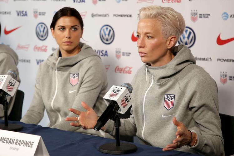 »Det er en umådelig trist konstatering, men jeg tror, vi bare er vant til, at der altid er et eller andet, vi skal kæmpe imod«. Sådan sagde den amerikanske spiller, Megan Rapinoe, om en rapport, der konkluderede misbrug og overgreb inden for amerikansk kvindefodbold. Til venstre for hende sidder holdkammerat på det amerikanske landshold Alex Morgan. Foto: Seth Wenig/Ritzau Scanpix