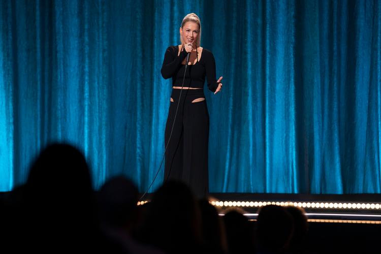 Hvis man kan gå med på de amerikaniserede betragtninger, er det underholdende, når komikeren Iliza Shlesinger tager fat på kvindelivets udfordringer. Foto:  Foto: Clifton Prescod/Netflix