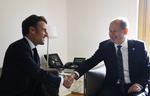 Den franske præsident Macron og den tyske kansler Scholz prøver at holde smilene brede, da de mødes til tomandssnak under EU-topmødet i Bruxelles, hvor de begge lige har langet ud efter hinanden Foto: Ludovic Marin/Ritzau Scanpix