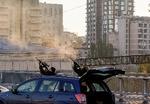 Ukrainske politibetjente forsøger at skyde en drone ned i Kyiv. Hovedstaden og flere andre byer er blevet angrebet af droner, som menes at være produceret i Iran, der nu anklages af USA for direkte at bistå russerne med droneangrebene. Foto: Stringer/Ritzau Scanpix