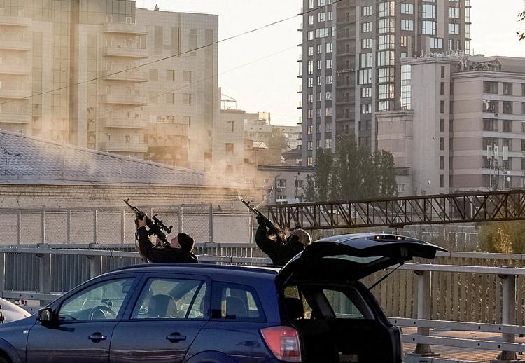 Ukrainske politibetjente forsøger at skyde en drone ned i Kyiv. Hovedstaden og flere andre byer er blevet angrebet af droner, som menes at være produceret i Iran, der nu anklages af USA for direkte at bistå russerne med droneangrebene. Foto: Stringer/Ritzau Scanpix