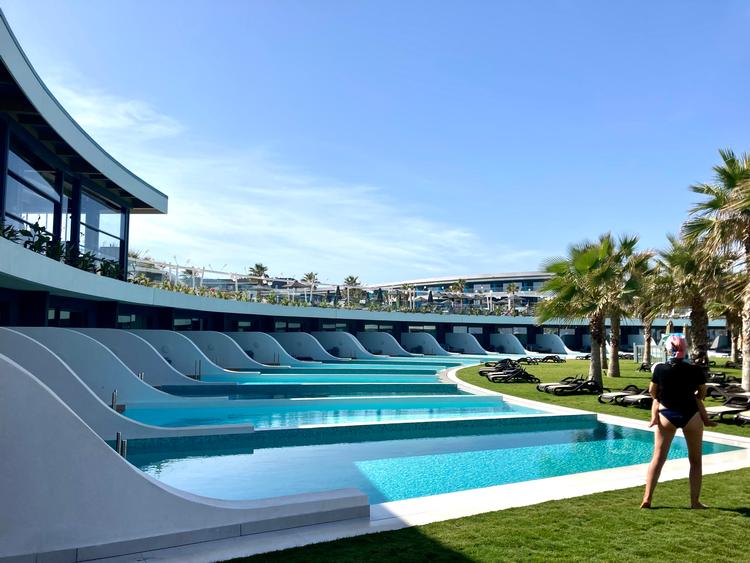 Hver mand, sin pool. Sådan foregår next level turisme på Kreta - hvor ingen behøver at blive udsat for andre mennesker. Foto: Per Munch