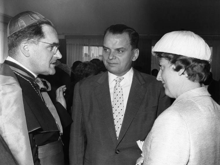 Alfred Bauer (i midten) fotograferet i 1959 under den niende internationale filmfestival i Berlin, da offentligheden stadig ikke kendte til hans hemmelige fortid i den nazistiske propagandamaskine.   Foto: G'nter Bratke/Ritzau Scanpix