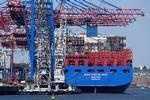 Det kinesiske containerskib 'Cosco Shipping Aries' bliver fyldt med containere i Hamburg Havn.  Foto: Fabian Bimmer/Ritzau Scanpix