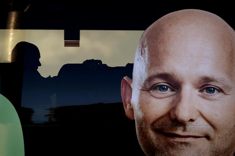 Konservative Folkepartis formand, Søren Pape Poulsen, har flere gange gjort sit uheldigt bemærket i løbet af valgkampen. Det får nu flere i partiet til at lufte kritik på debatforum. Her ses Pape i silhuet i sin valgbus. Foto: Jens Dresling