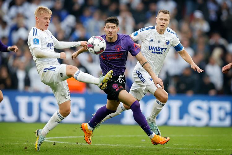 FC Midtjyllands Emiliano Martinez er her omgivet af FC København-spillerne Hákon Arnar Haraldsson og Viktor Claesson under lørdagens superligaopgør i Parken. Foto: Jens Dresling