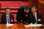 Præsident Xi Jinping (th) ses her sammen med Li Keqiang (tv), som nu er sendt ud i kulden. Foto: Noel Celis/Ritzau Scanpix