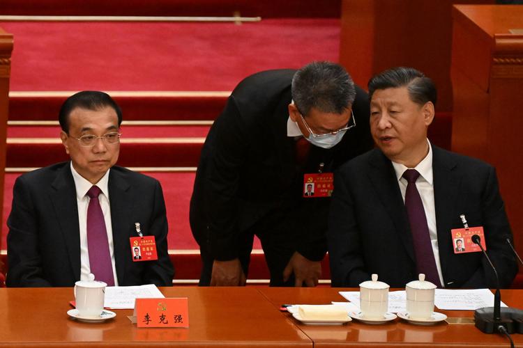 Præsident Xi Jinping (th) ses her sammen med Li Keqiang (tv), som nu er sendt ud i kulden. Foto: Noel Celis/Ritzau Scanpix