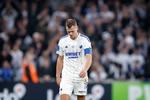 FCK's svenske anfører Viktor Claesson så ud til at føle sig alene i Parken, da lørdagens kamp mod FC Midtjylland var forbi. Foto: Jens Dresling