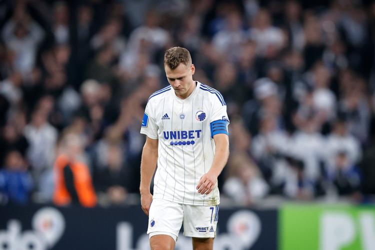FCK's svenske anfører Viktor Claesson så ud til at føle sig alene i Parken, da lørdagens kamp mod FC Midtjylland var forbi. Foto: Jens Dresling