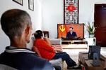 Kinesiske pensionister ser til, mens generalsekretær Xi Jinping søndag erklærede, at han fortsætter som Kinas ubestridte leder for en tredje valgperiode. Foto: Thomas Peter/Ritzau Scanpix