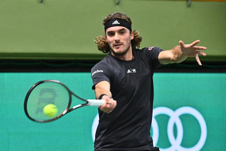 Stefanos Tsitsipas forsøgte og forsøgte men kunne ikke slå igennem Holger Runes solide spil. Foto: 10090 Claudio Bresciani/tt/Ritzau Scanpix