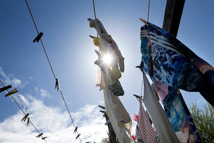 Ved tørrestativet i gården kom jeg til at tænke på, at vi efterhånden kan gøre alting utroligt smart og hurtigt. Men måske er det slet ikke optimalt for den menneskelige lykke. Foto: Finn Frandsen