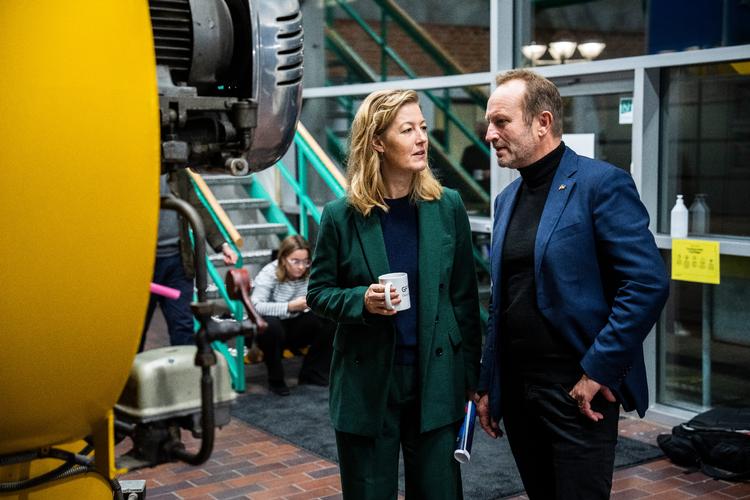 Sofie Carsten Nielsen og Martin Lidegaard inspicerer Olieanlægget i Greve under et besøg på Greve Fjernvarmecentral mandag, hvor Radikale Venstre fremlagde 12 tiltag, der skal sætte fart i skiftet fra sorte til grønne varmekilder. Foto: Martin Sylvest/Ritzau Scanpix