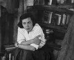 Patricia Highsmith foran nogle af de bøger, der fylder knap så meget i bogen om den amerikanske forfatters liv. Still 