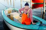 Fiskeren Helge fra Ærøskøbing iført lyserød Sailor Turtleneck fra Andersen-Andersen. Den lyserøde farve er udviklet sammen med kunstneren Tal R. Foto: Pr-foto: Andersen-Andersen