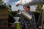 Denice Sandberg syr sine egne kaffefiltre af bomuldsklude og stofbleer. De kan bruges igen og igen. Foto: Christian Falck Wolff