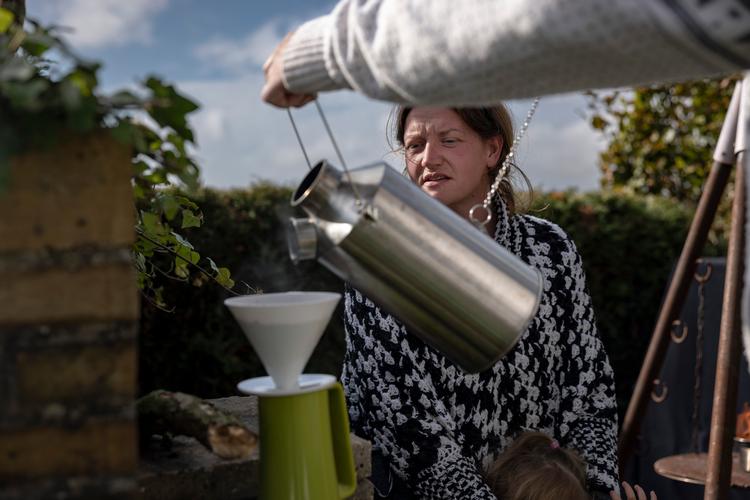 Denice Sandberg syr sine egne kaffefiltre af bomuldsklude og stofbleer. De kan bruges igen og igen. Foto: Christian Falck Wolff