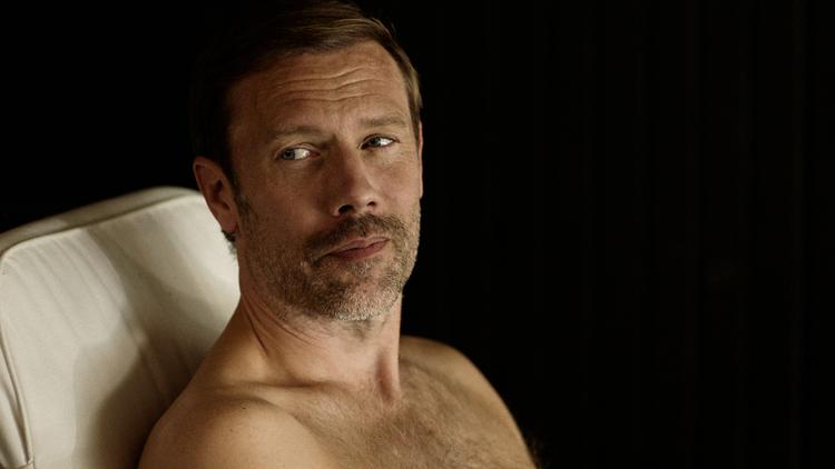 Den mest tiltrækkende fortælling er den, hvor Jakob Cedergren mødes med en kvinde (Ellaha Lack) i et Airbnb-hus, de har lejet af den emsige Hanne, spillet med morsom nævenyttighed af Lisbet Dahl.  