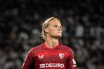Tingene er ikke gået efter planen for Kasper Dolberg, siden han i sommer skiftede Nice ud med Sevilla. Han har tilbragt fire kampe på bænken og til kampen mod FCK tirsdag aften tegner det også til, at han ikke behøver snøre fodboldstøvlerne. Foto: Christian Falck Wolff