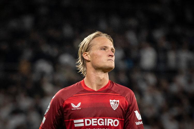Tingene er ikke gået efter planen for Kasper Dolberg, siden han i sommer skiftede Nice ud med Sevilla. Han har tilbragt fire kampe på bænken og til kampen mod FCK tirsdag aften tegner det også til, at han ikke behøver snøre fodboldstøvlerne. Foto: Christian Falck Wolff