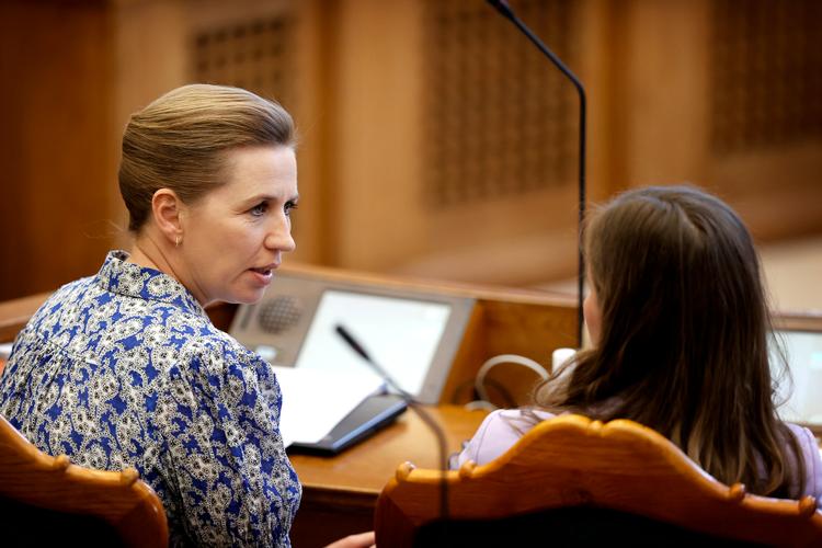 Folketingets afslutningsdebat. Statsminister Mette Frederiksen (S) og Enhedslistens politiske ordfører, Mai Villadsen (Ø).   Foto: Jens Dresling