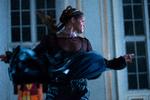 Marie Kaae Schmidt danser den krampende, mekanisk dysfunktionelle krop i den vemodige forestilling 'Memoriam'. Foto: AdeY