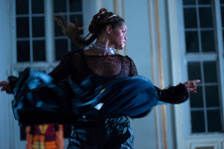 Marie Kaae Schmidt danser den krampende, mekanisk dysfunktionelle krop i den vemodige forestilling 'Memoriam'. Foto: AdeY