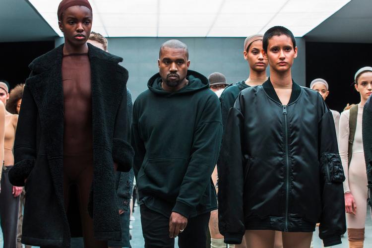 I mange år var Kanye West under sportsgiganten Nikes vinger, men de brød i 2013. Efterfølgende gik han sammen med Adidas, som lancerede hans første Yeezy-sko i 2015. Foto: Lucas Jackson/Ritzau Scanpix