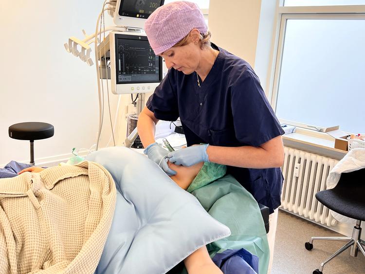 Helene Frøkjær er anæstesisygeplejerske og arbejder på tre private hospitaler og klinikker. En langt højere grundløn kunne få hende til at skifte til det offentlige sygehusvæsen. 