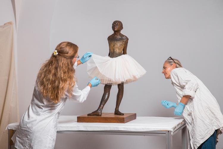 I udstillingen Kunsten at bevare et mesterværk inviterer Glyptoteket indenfor til et gensyn med et af museets mest efterspurgte franske værker, nemlig den franske kunstner Edgar Degas’ 'Lille danserinde, 14 år' (1881). Danserinden har fået et nyt skørt og gennemgået en større transformation i forhold til den måde, de fleste husker værket på. Foto: Ana Cecilia Gonzalez/Glyptoteket