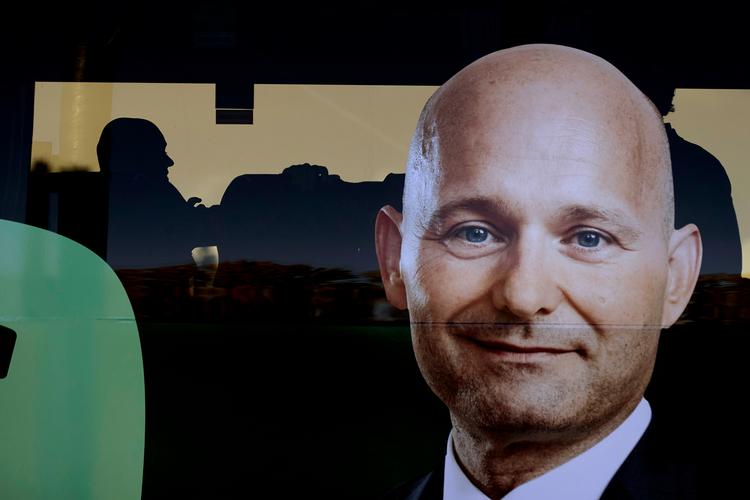 Konservative Folkepartis formand Søren Pape Poulsen var forbi Plejehjemmet Nørremarken i Køge i torsdags. Her ses han i silhuet i sin valgbus. Foto: Jens Dresling