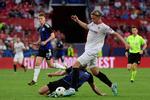 Kasper Dolberg forsøgte at udfordre FCK-defensiven, da Sevilla tirsdag aften tog imod danskerne, men som her i en duel med den georgiske forsvarer Davit Khocholava, endte det ikke med succes for landsholdsangriberen på hans nye hjemmebane, Estadio Ramón Sánchez-Pizjuán.  Foto: Cristina Quicler/Ritzau Scanpix