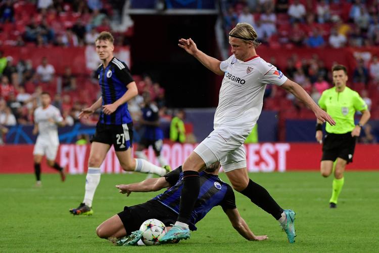 Kasper Dolberg forsøgte at udfordre FCK-defensiven, da Sevilla tirsdag aften tog imod danskerne, men som her i en duel med den georgiske forsvarer Davit Khocholava, endte det ikke med succes for landsholdsangriberen på hans nye hjemmebane, Estadio Ramón Sánchez-Pizjuán.  Foto: Cristina Quicler/Ritzau Scanpix