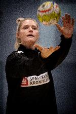 Stregspiller Sarah Iversen er tilbage på landsholdet, efter hun blev mor til sønnen Elliot.  Det var hårdere, end hun regnede med at træne sig op efter fødslen, og hun savnede andre at spejle sig i. Foto: Martin Lehmann