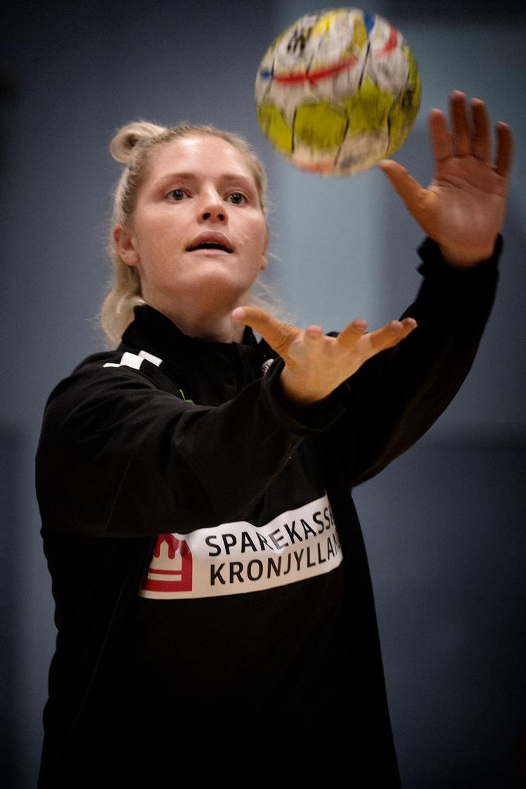 Stregspiller Sarah Iversen er tilbage på landsholdet, efter hun blev mor til sønnen Elliot.  Det var hårdere, end hun regnede med at træne sig op efter fødslen, og hun savnede andre at spejle sig i. Foto: Martin Lehmann