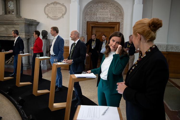    Der er mange af dem og langt flre end i de fleste andre vestlige demokratier til en partilederdebat, og efter valget skal nogle af dem finde ud af at danne en regering. Foto: Finn Frandsen
