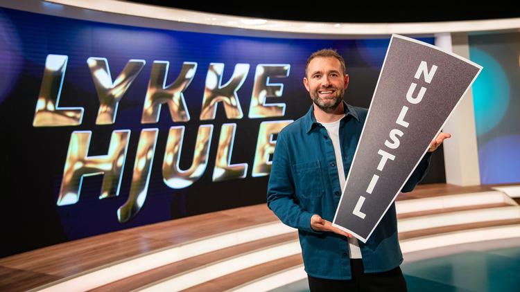 Mikkel Kryger er vært på 'Lykkehjulet', der har afskaffet den kvindelige bogstavvender, der i folkemunde blev kaldt 'Kategorina'. 