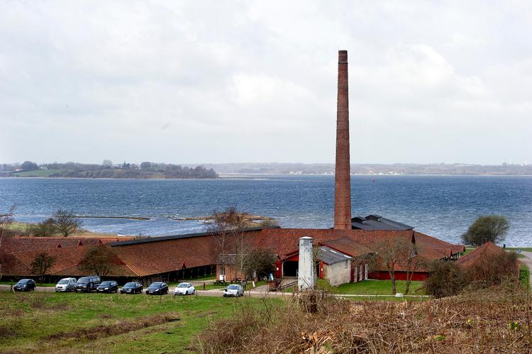 Cathrinesminde Teglværk ligger smukt ned til Flensborg Fjord. Foto: Carsten Andreasen