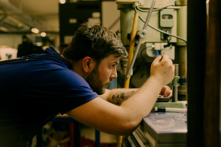 Carl Emil Lind Christensen er initiativtager til lærlingeoprøret 'Vi sikrer Danmark – hvem sikrer os?'.  Han er i lære som industritekniker hos Brüsch Precision i Rødovre, student fra 2018 og formand for Metal Ungdom. Foto: Katrine Hørup Noer