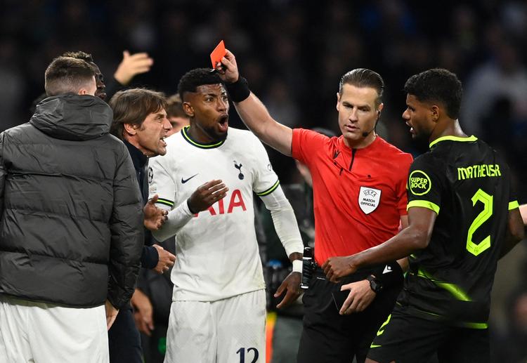 Dramaet i overtiden på Tottenham Hotspur Stadium udløste et rødt kort til Antonio Conte. Foto: Tony Obrien/Ritzau Scanpix
