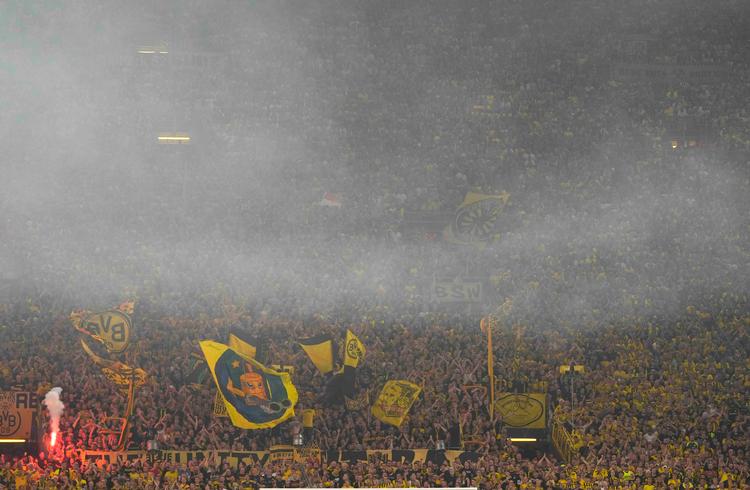 En  blågul Brøndby-fane havde fundet vej til stadion i Dortmund, da FCK  gæstede den tyske by 6. september.  Foto: Ulrik Pedersen/csm/Ritzau Scanpix
