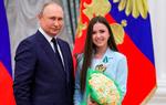 I april var Kamila Valieva på besøg i Kreml hos Ruslands præsident Vladimir Putin. Det foregik dog uden olympisk medalje, der endnu ikke er delt ud. Foto: Mikhail Klimentyev/Ritzau Scanpix