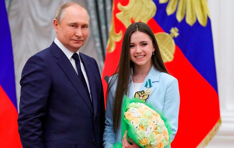 I april var Kamila Valieva på besøg i Kreml hos Ruslands præsident Vladimir Putin. Det foregik dog uden olympisk medalje, der endnu ikke er delt ud. Foto: Mikhail Klimentyev/Ritzau Scanpix