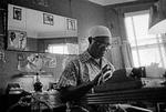 Louis Armstrong dokumenterede sit liv i særdeles omfattende grad. Skrev breve, indtalte logbog på sin båndoptager og sad foran skrivemaskinen og nedfældede sine tanker.  Foto: Apple TV +