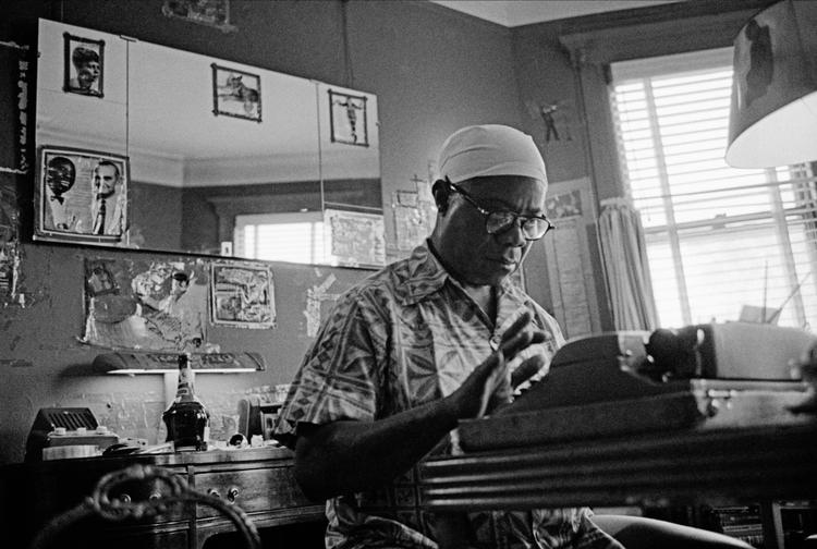 Louis Armstrong dokumenterede sit liv i særdeles omfattende grad. Skrev breve, indtalte logbog på sin båndoptager og sad foran skrivemaskinen og nedfældede sine tanker.  Foto: Apple TV +