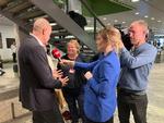 Sundhedsminister Magnus Heunicke måtte også efter debatmødet svare på kritiske spørgsmål fra sygeplejersker. Foto: Anders Legarth Schmidt